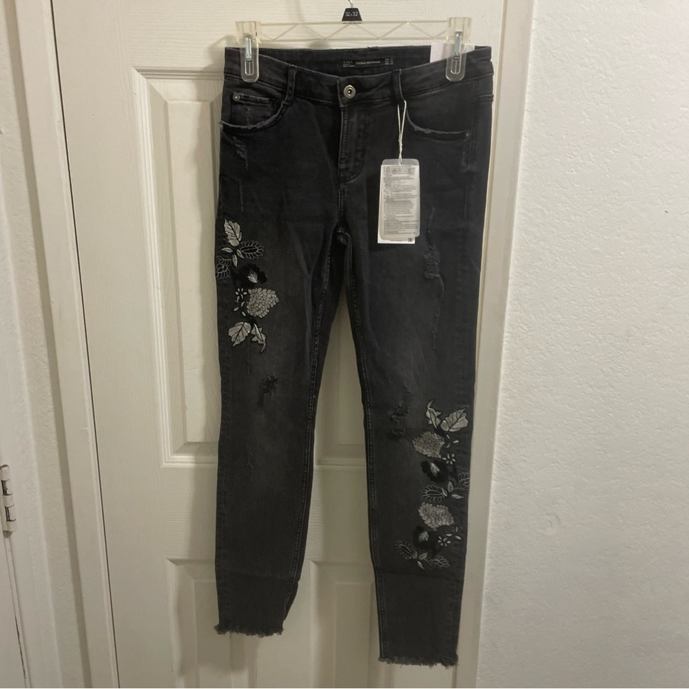Zara Black Floral Embroidered Cropped Jeans